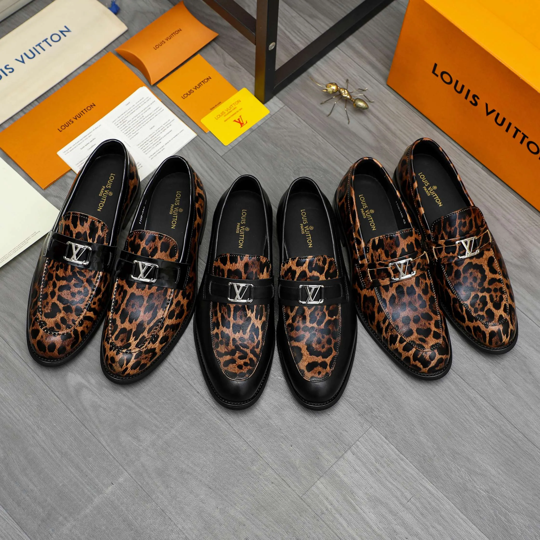 Men's shoes 💰p460 Product trademark: LV "Louis Vuitton" business slip-on leather shoes Regular size: 39-45 (45 is custom-made and non-returnable) Product materials: Selected leopard print cowhide stitching upper, cowhide lining, original rubber outsole